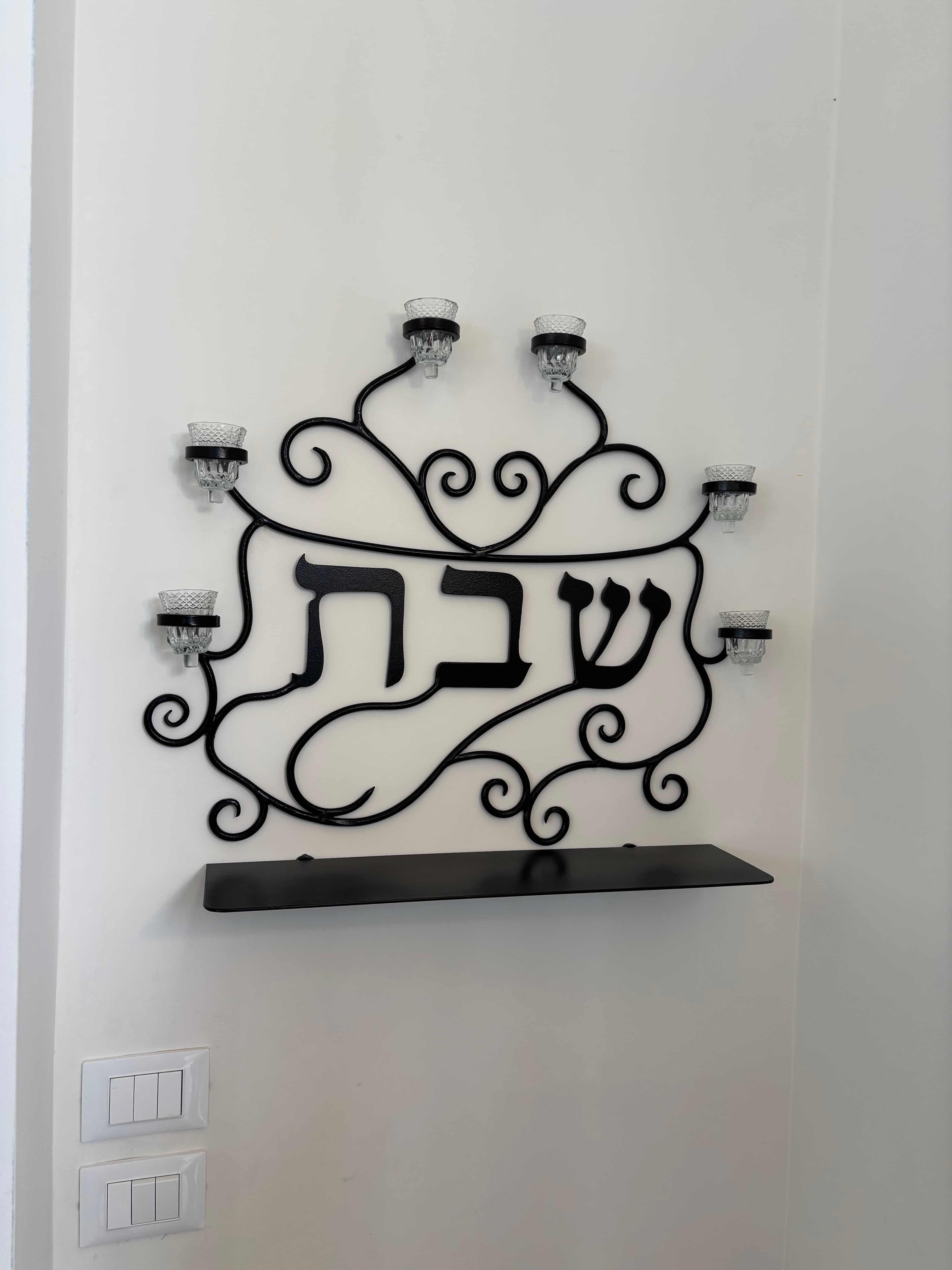 חנוכייה מעוצבת לקיר בעבודת ברזל יד